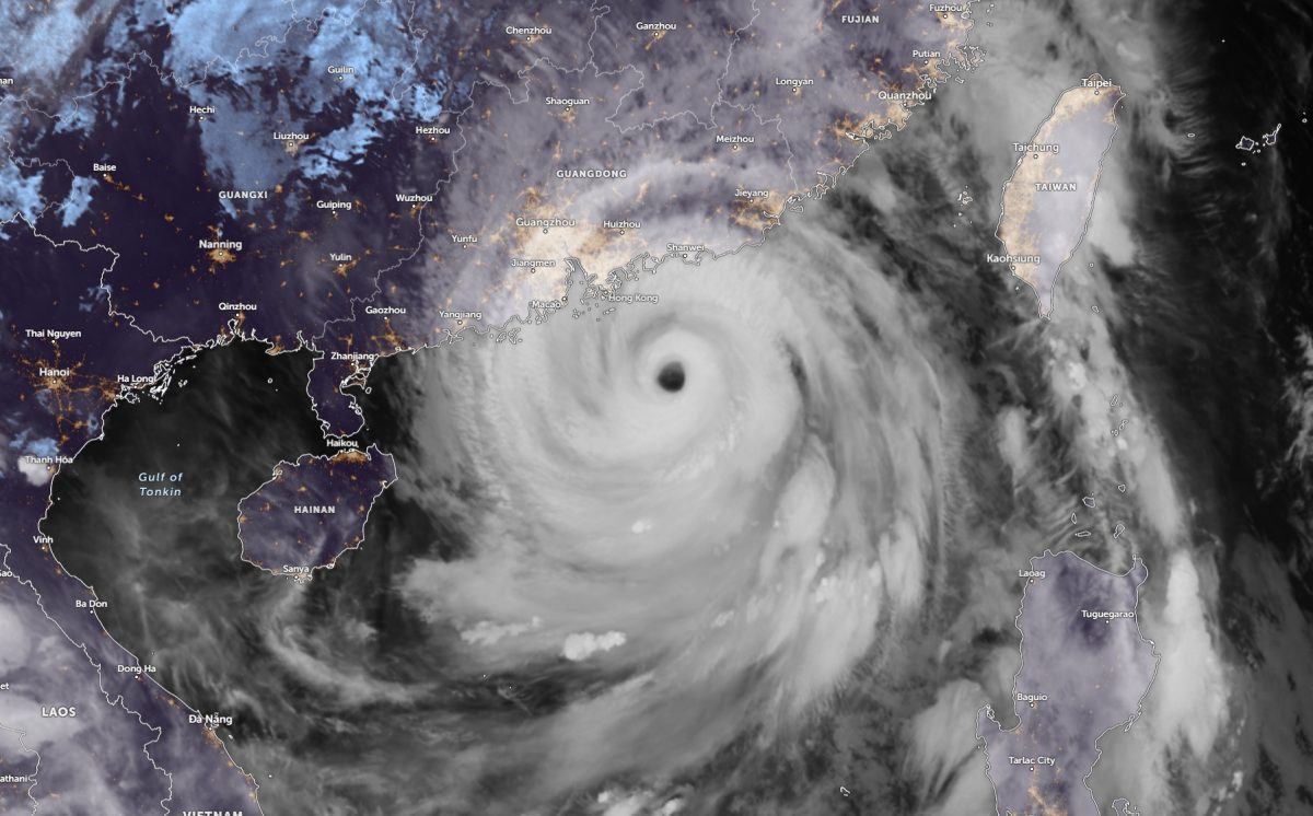 Dogodki po svetu: Ragasa postopoma slabi zaradi vpliva kopnega, a še naprej prinaša silovite sunke vetra,