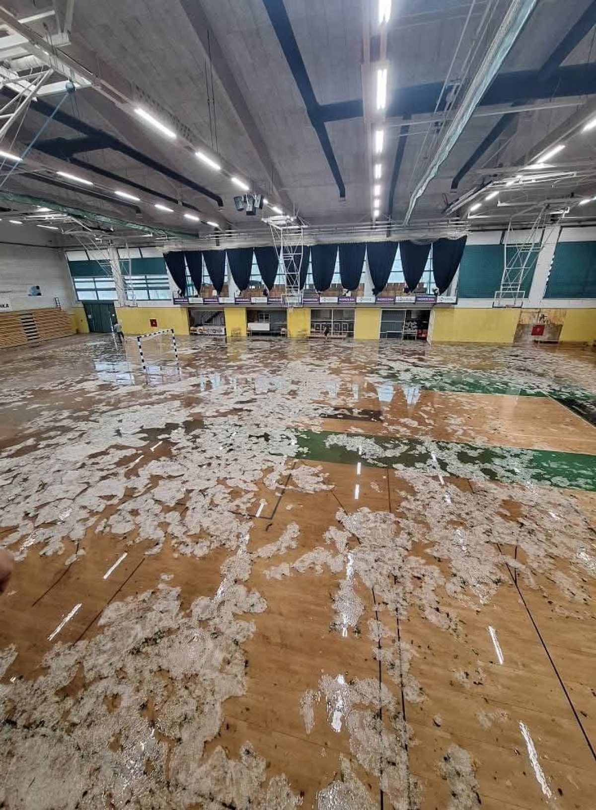 Nevihta v Novem mestu prinesla rekordne padavine, točo in več sto udarov strel